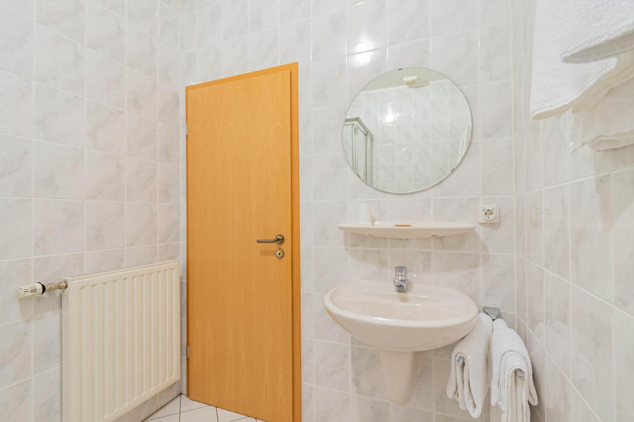 Hotel Le Petit Poete Echternach Bagian luar foto