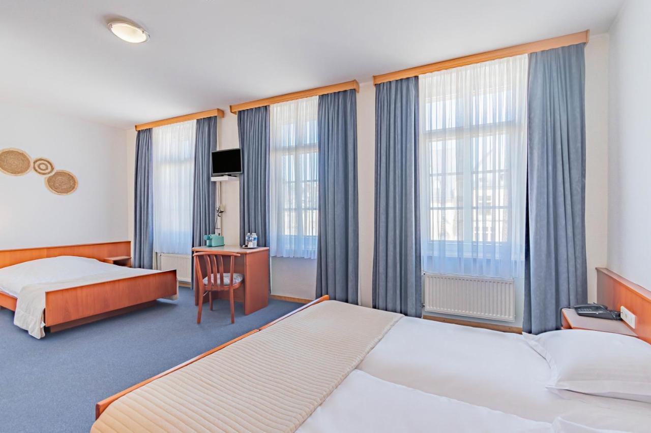 Hotel Le Petit Poete Echternach Bagian luar foto