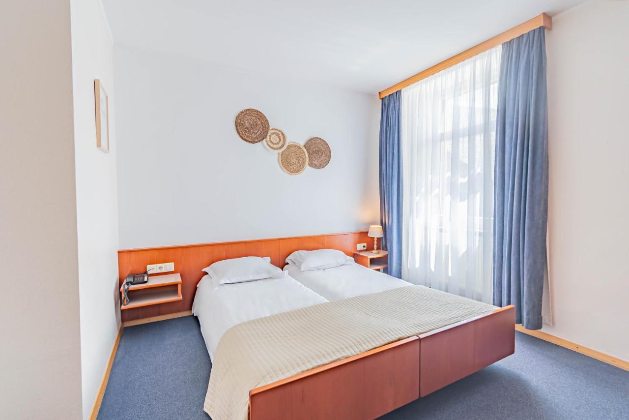 Hotel Le Petit Poete Echternach Bagian luar foto