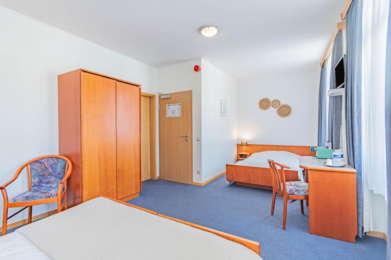 Hotel Le Petit Poete Echternach Bagian luar foto