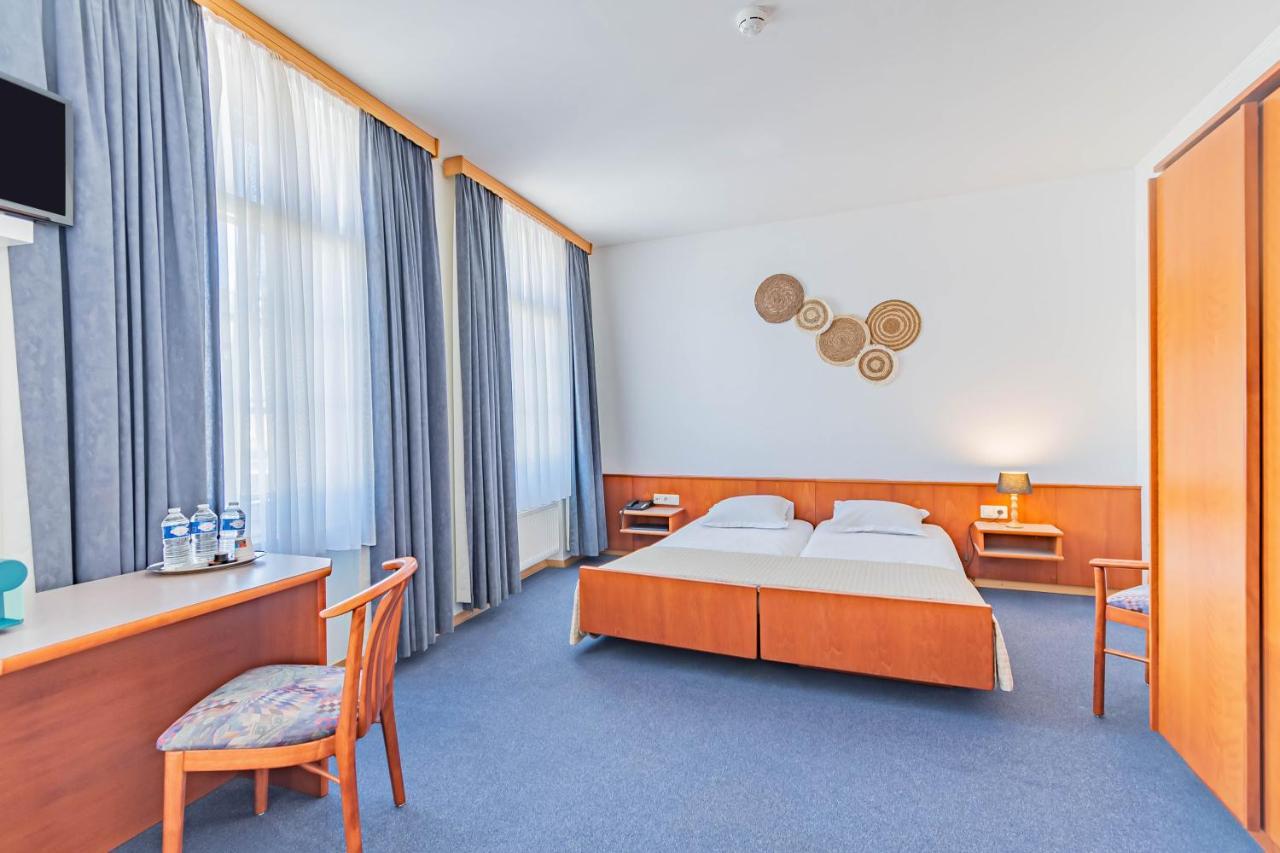 Hotel Le Petit Poete Echternach Bagian luar foto